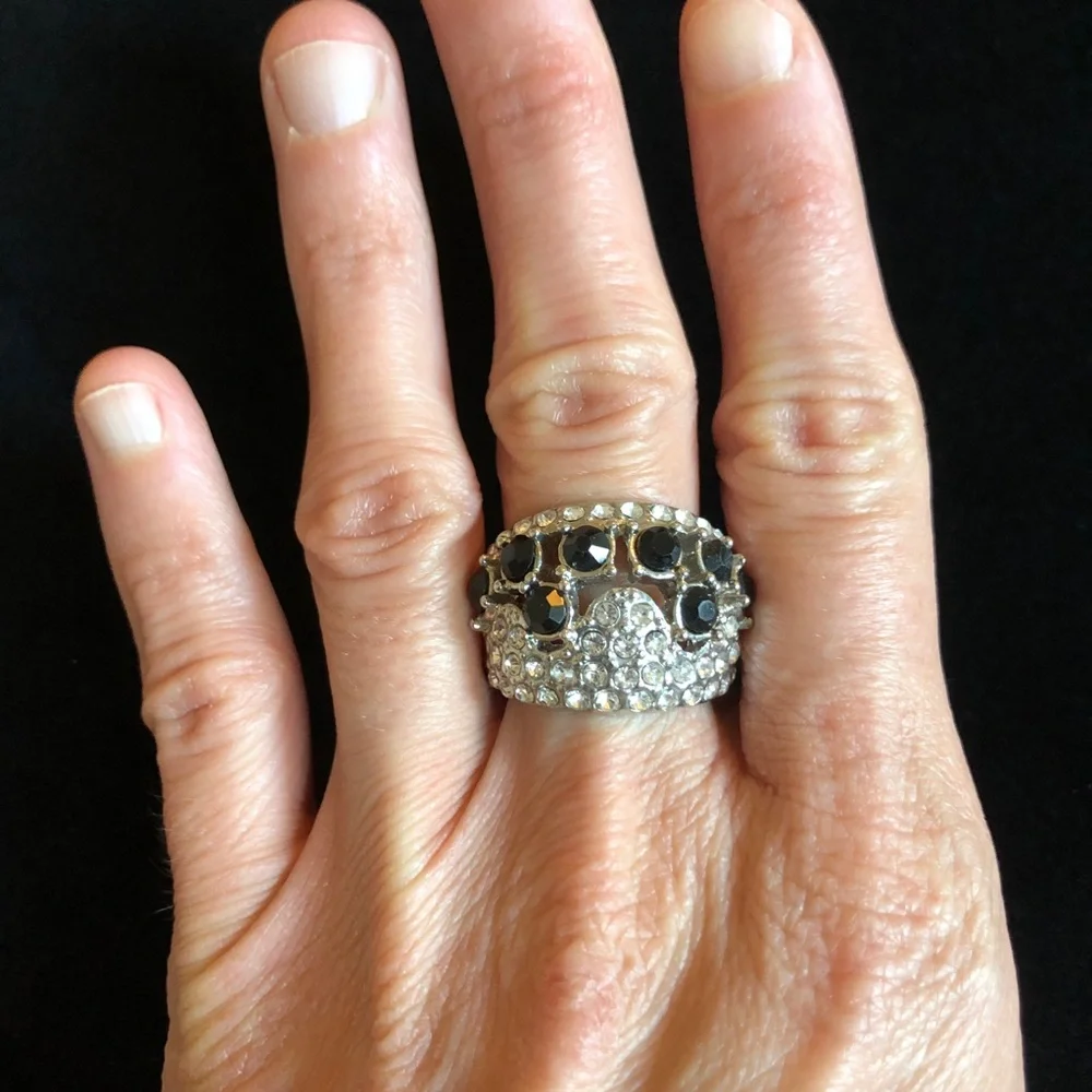 Elegant Silver and Black Rhinestone Women's Ring